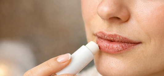 Pielęgnacja ust przez szminkę